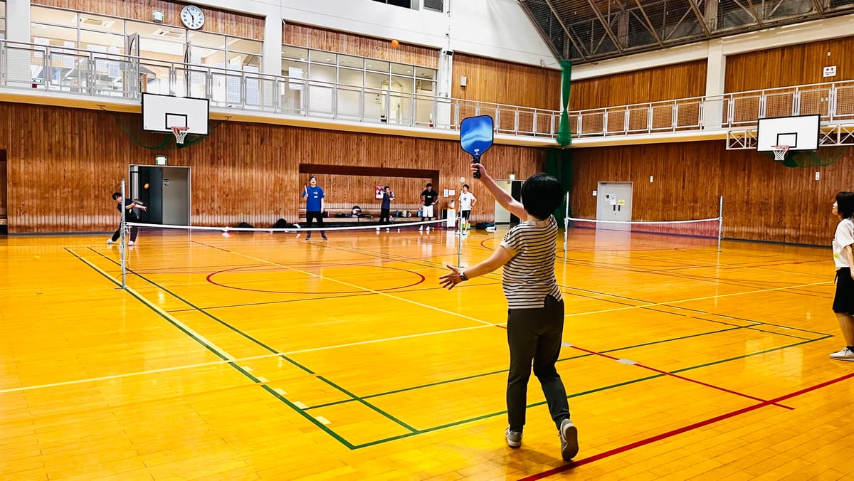 体育館でピックルボールをプレーする参加者